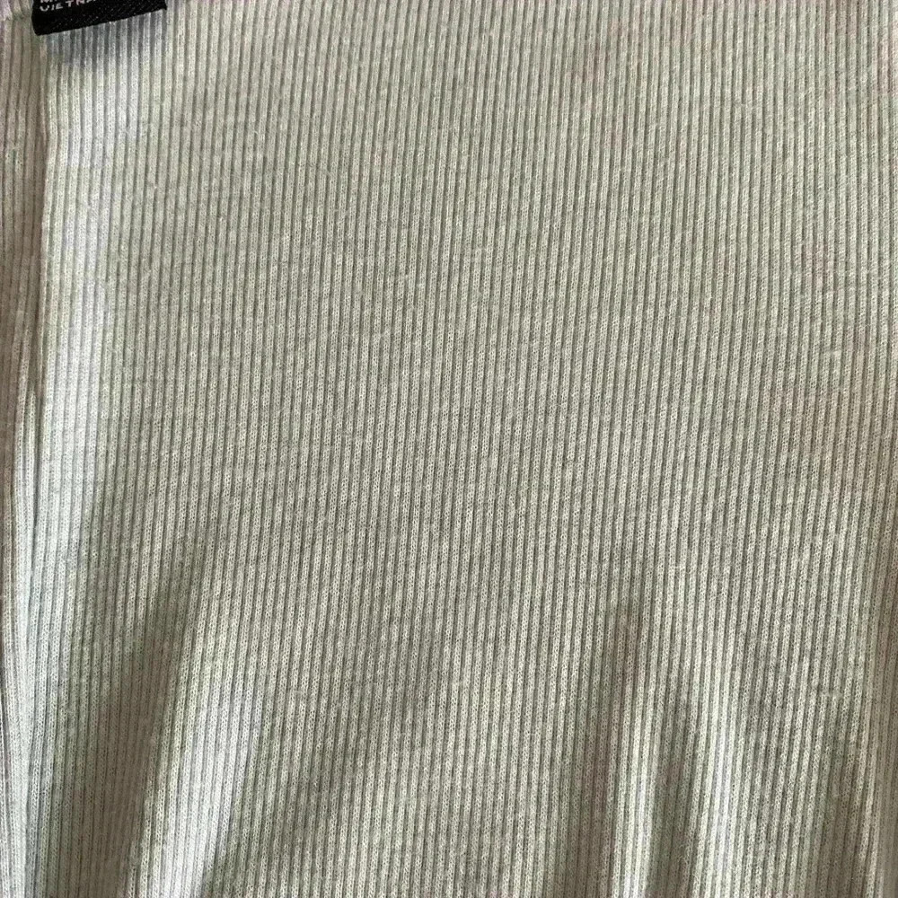 Forever 21 crop top with twist detail at waist - Picture 4 of 6